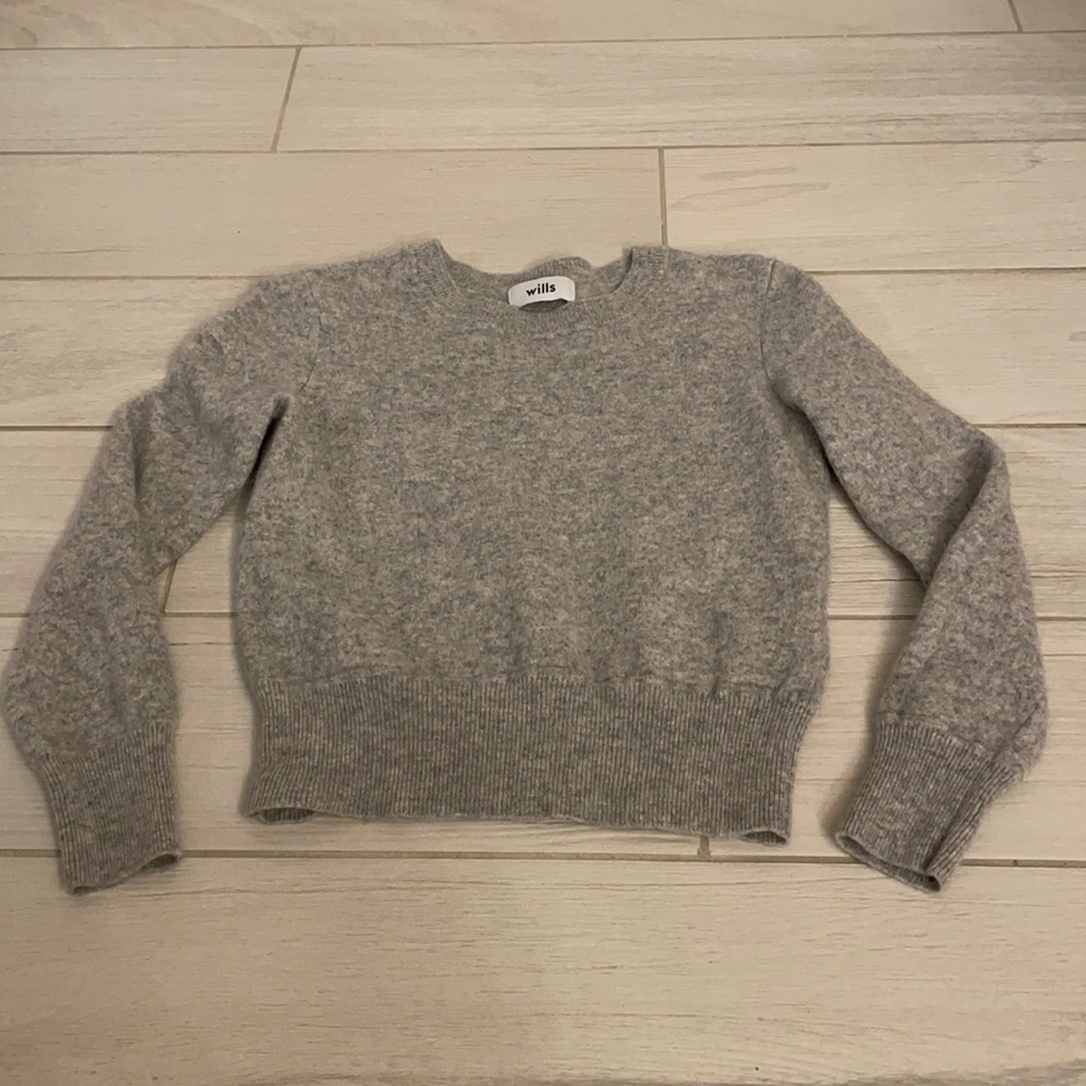 Wills, 100% cashmere crew neck sweater in gray.
